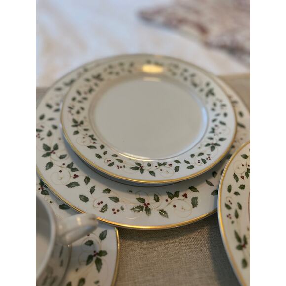 RARE Christmas Holiday Vine Fine for 8 Dinnerware Plates Cups Saucers Bowls - Picture 6 of 16